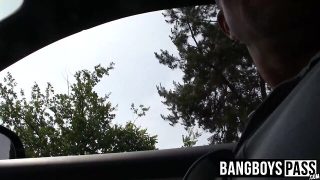 Sporty older gay slurps jizz after breeding roughly outside